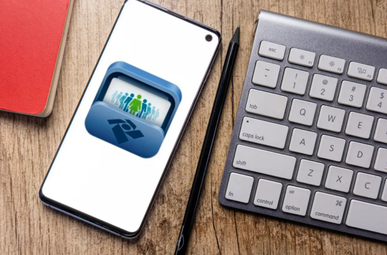 Celular exibindo símbolo da Receita Federal ao lado de teclado